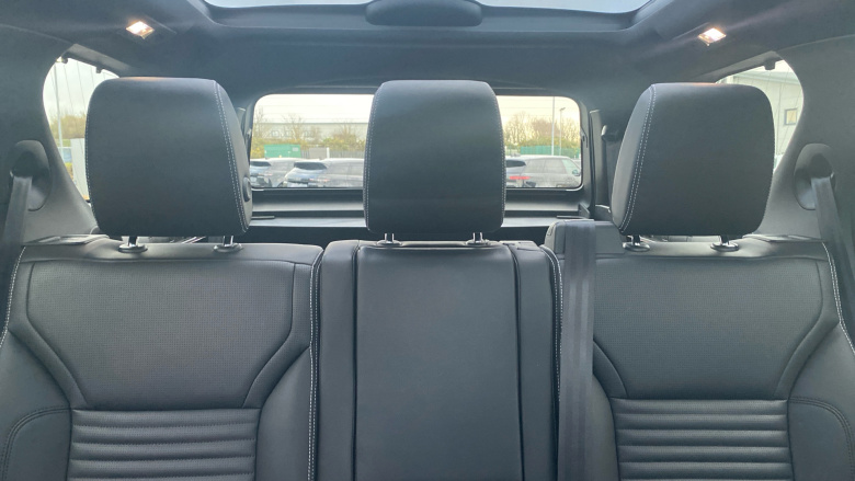 Land Rover Discovery 3.0 D300 Dynamic SE 5dr Auto Diesel Station Wagon